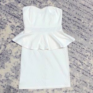 Great condition! White textured strapless peplum dress | Size M
